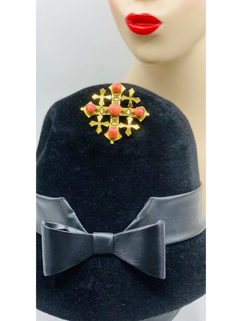 Vintage Weiss Faux Coral Stone Cabochon Elegant Maltese Cross Brooch Pin